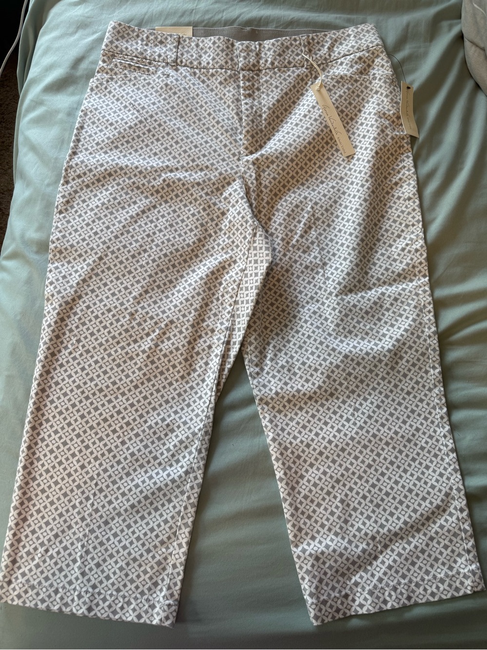 Gloria Vanderbilt White and Gray Geometric Cropped Pants